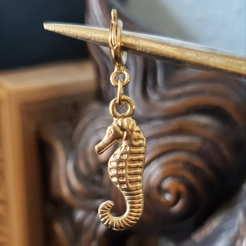 Vintage Diamonds International charm seahorse Puerto Vallarta goldtone
